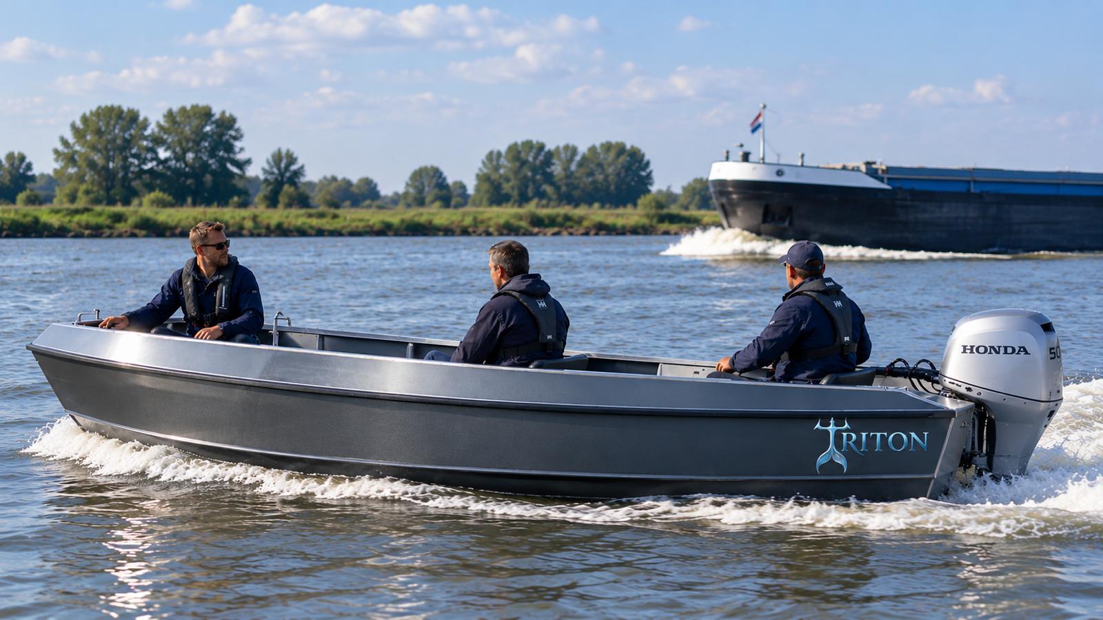 Triton 450 aluminium bijboot varend op de binnenwateren