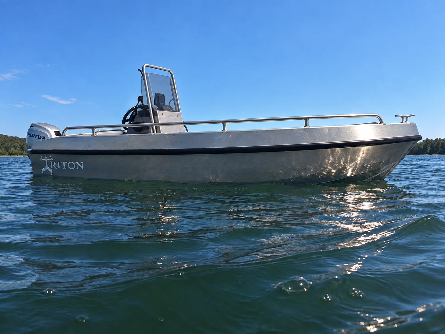 Triton 450 zijaanzicht op het water