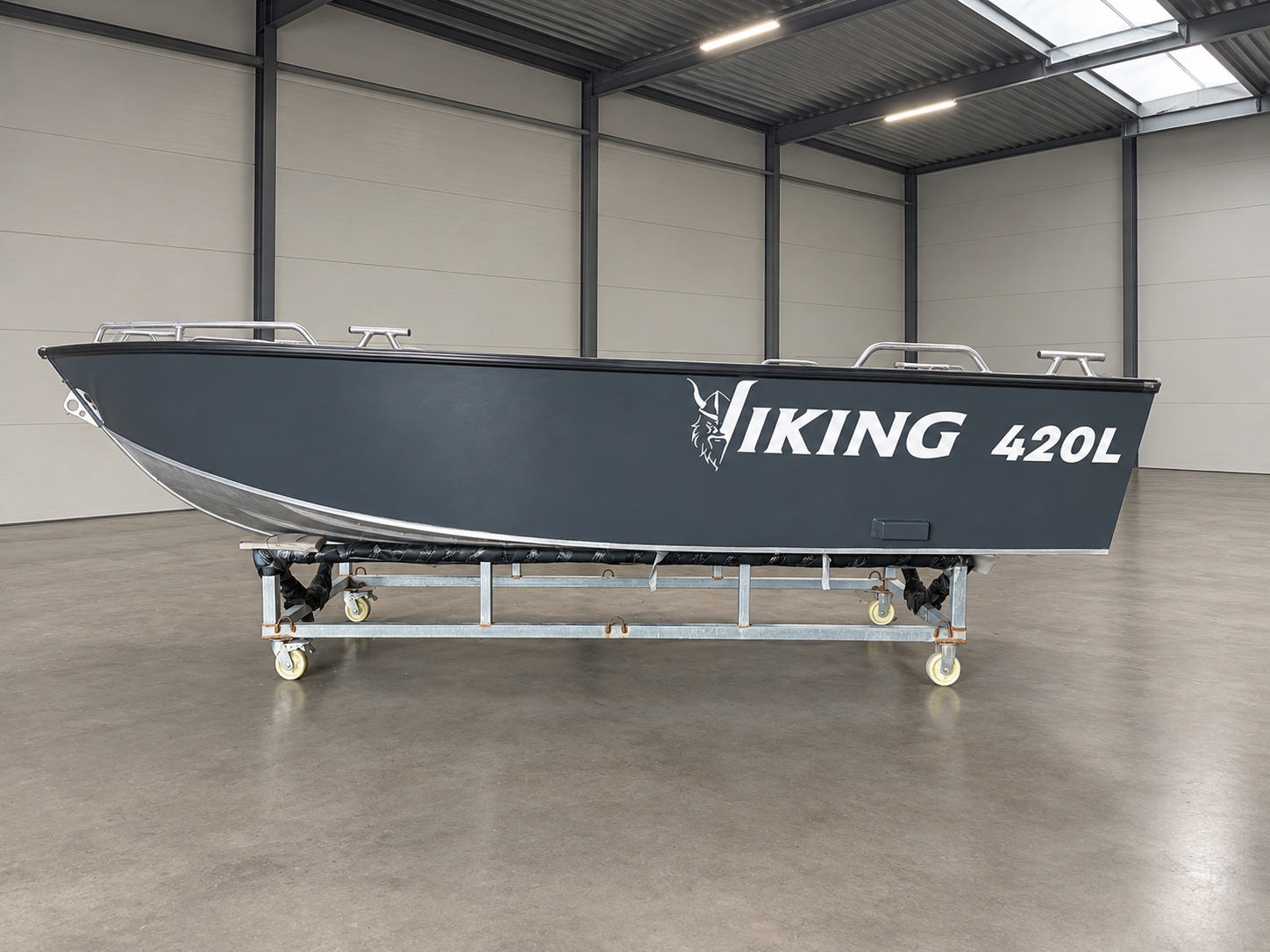 Viking 420 L zijaanzicht in de werkplaats